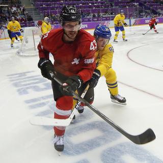 Morris Trachsler aux prises avec le Suédois Gabriel Landeskog, le 14 février. [Mark Humphrey - AP Photo]