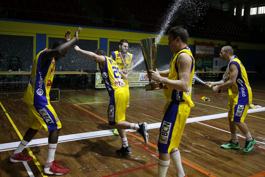 Le trophée est fêté comme il se doit par les Neuchâtelois. [Valentin Flauraud]