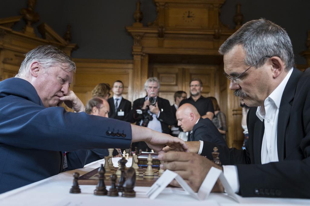 L'ancien champion du monde d'échecs Anatoli Karpov (à gauche) a affronté le conseiller national (PS-FR) Jean-François Steiert. [Alessandro della Valle]