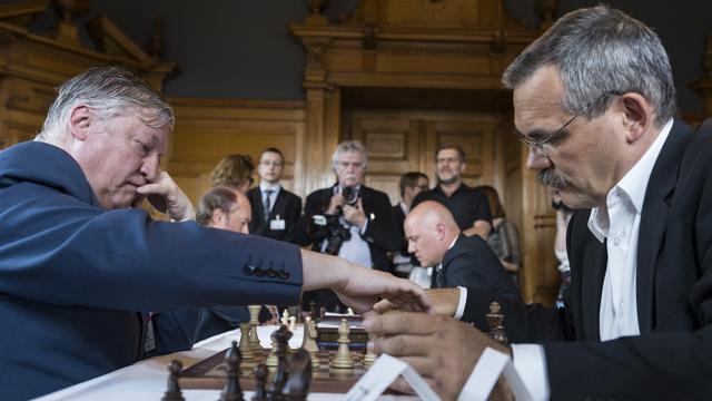 L'ancien champion du monde d'échecs Anatoli Karpov (à gauche) a affronté le conseiller national (PS-FR) Jean-François Steiert. [Alessandro della Valle]