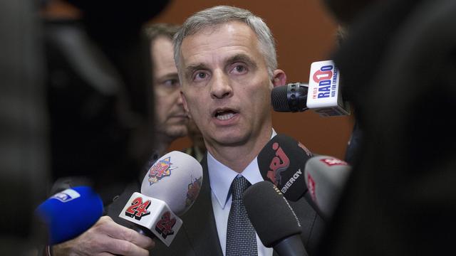 Les médias étaient nombreux mardi à vouloir interroger le président de la Confédération Didier Burkhalter après son premier discours devant la commission de politique extérieure. [Lukas Lehmann]