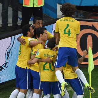 Les Brésiliens laissent exploser leur joie après le deuxième but de Neymar. [Pedro Ugarte]