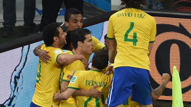 Les Brésiliens laissent exploser leur joie après le deuxième but de Neymar. [Pedro Ugarte]