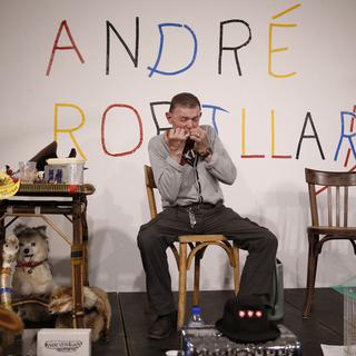 André Robillard à la Collection de l’Art Brut lors de la Nuit des Musées, Lausanne, 21 septembre 2013. [Archives de la Collection de l’Art Brut, Lausanne - Caroline Smyrliadis]