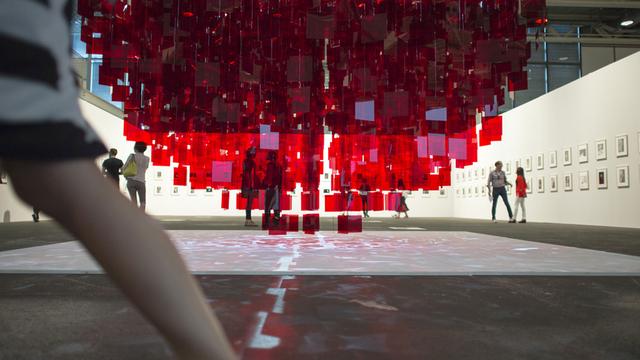 "Continuel Mobile - Sphere rouge" de Julio Le Parc, "Art Unlimited" à Art Basel. [Georgios Kefalas]