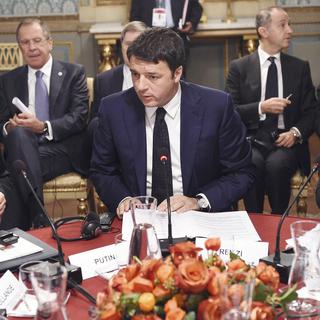 De gauche à droite: Vladimir Poutine, Matteo Renzi et Petro Porochenko, à Milan, le 17 octobre 2014. [REUTERS/Daniel Dal Zennaro]