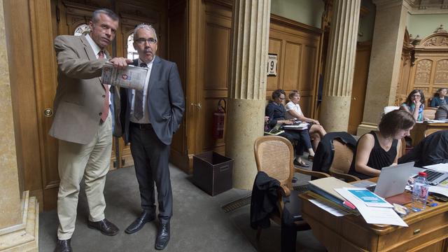 Le camp bourgeois, ici Lorenz Hess (PBD-BE) et Hans Grunder (PBD-BE), a consenti à donner plus de pouvoir à l'OFSP, à quelques semaines du scrutin sur la caisse publique. [Lukas Lehmann]