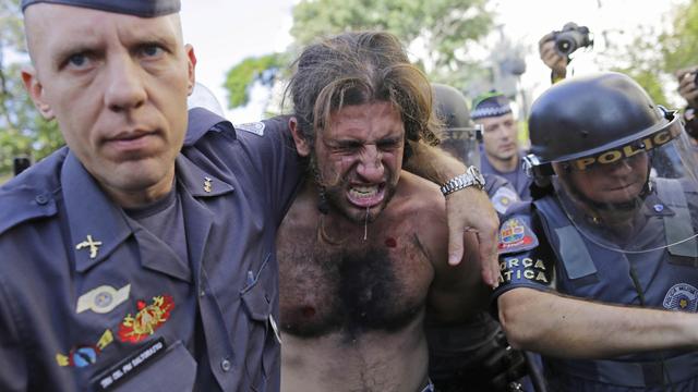 Un manifestant dans les rues de Sao Paulo arrêté par la police. [Nelson Antoine]