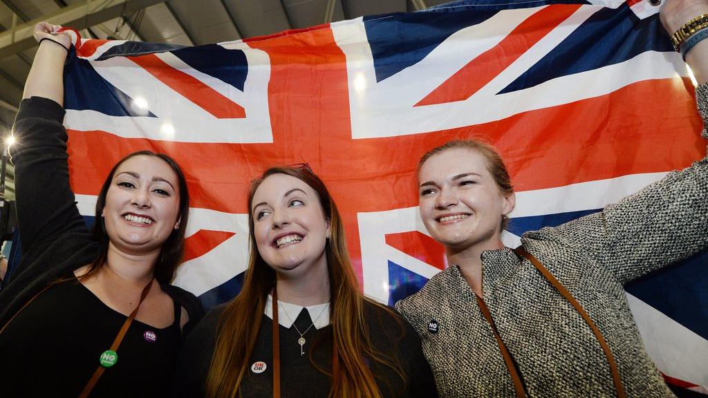 Des supporters du "non" à l'indépendance de l'Ecosse célèbrent leur victoire au Royal Highland Centre à Edimbourg. [Andy Rain - EPA]