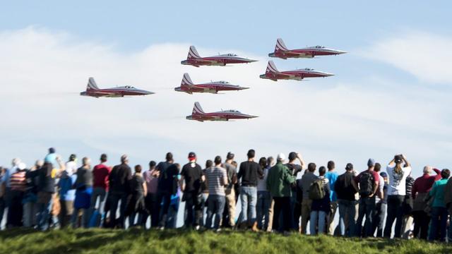 Défilé de la Patrouille suisse sur la base aérienne d'Emmen, le 19 octobre 2013. Photo d'archives. [Sigi Tischler]