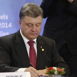 Petro Porochenko signe l'accord d'association avec l'UE. [Olivier Hoslet/Pool]