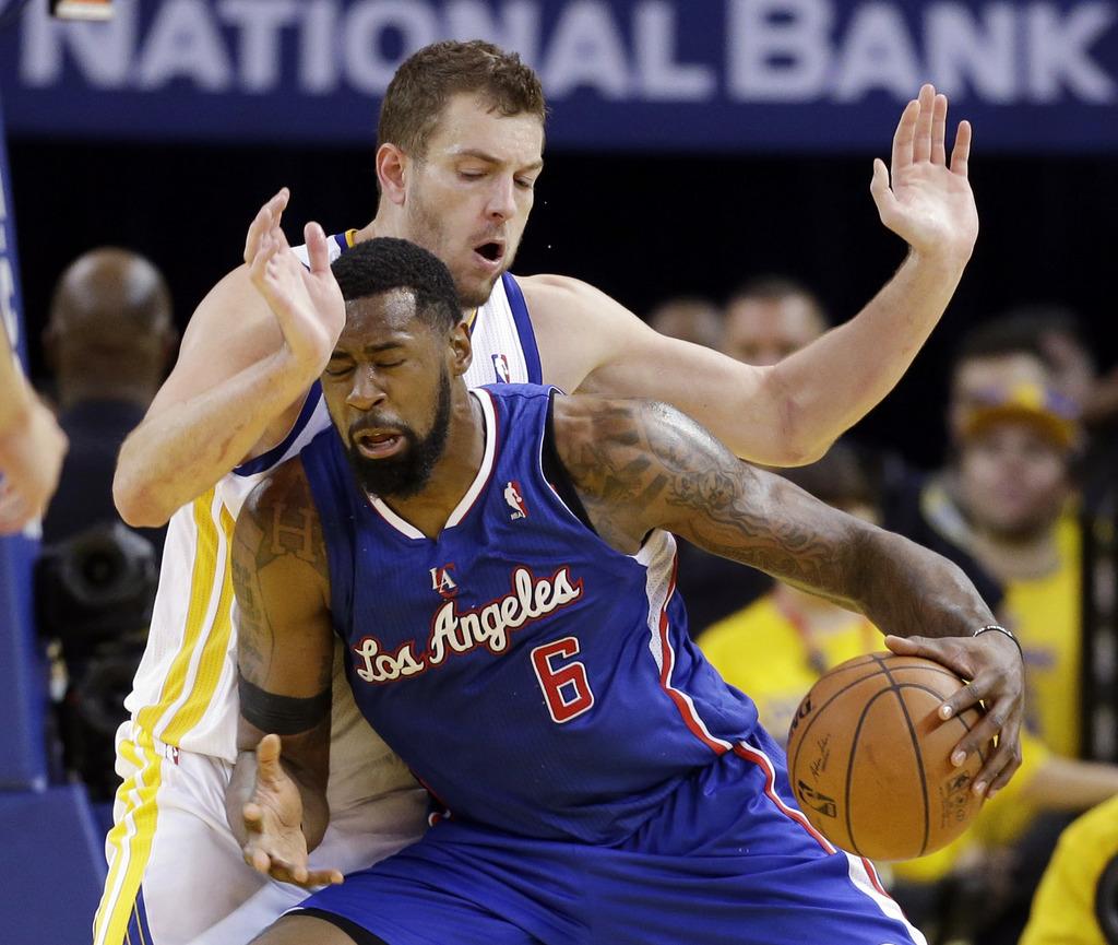 Les joueurs des Clippers, ici DeAndre Jordan, ont joué avec un brassard et des chaussettes noires. [KEYSTONE - MARCIO JOSE SANCHEZ]