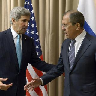 Le ministre des Affaires étrangères Sergeï Lavrov, et son homologue américain John Kerry. [AP Photo]