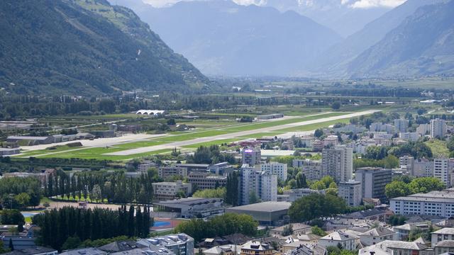 L'avenir de l'aérodrome de Sion suscite les inquiétudes en Valais. [Keystone - Gaétan Bally]