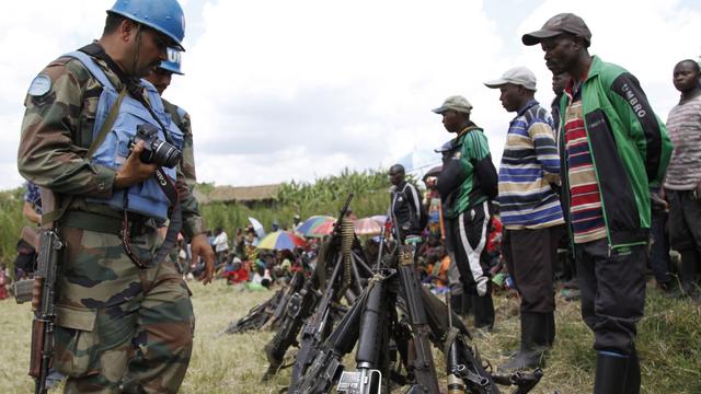 La restitution des armes est supervisée par des soldats de l'ONU. [Kenny Katombe]