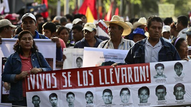 "Vivants ils ont été pris, vivants nous les voulons!", ont scandé les manifestants mercredi à Mexico.