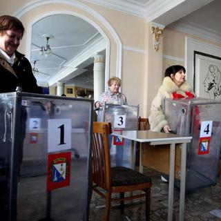 Samedi 15 mars: installation des urnes qui seront utilisées dimanche lors du référendum sur le rattachement de la Crimée à la Russie. [EPA/ZURAB KURTSIKIDZE]