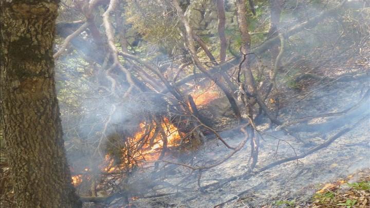 Des flammes étaient encore visibles lundi matin au lieu-dit côte de Corbon (JU).