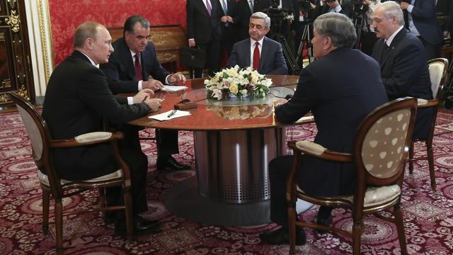 Le président russe Vladimir Poutine avec ses homologues tadjik Emomali Rahmon, arménien Serzh Sarkissian, biélorusse Alexander Loukachenko et kirghiz Almazbek Atambaïev ce jeudi 8 mai au Kremlin.