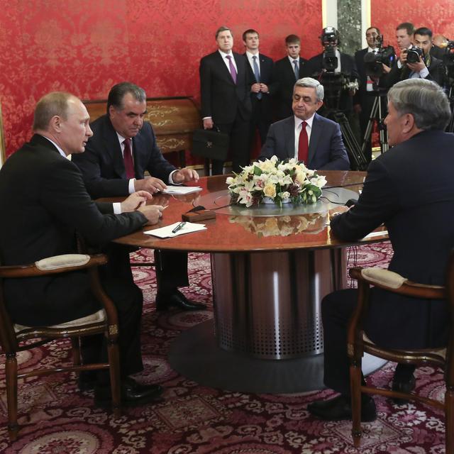 Le président russe Vladimir Poutine avec ses homologues tadjik Emomali Rahmon, arménien Serzh Sarkissian, biélorusse Alexander Loukachenko et kirghiz Almazbek Atambaïev ce jeudi 8 mai au Kremlin.