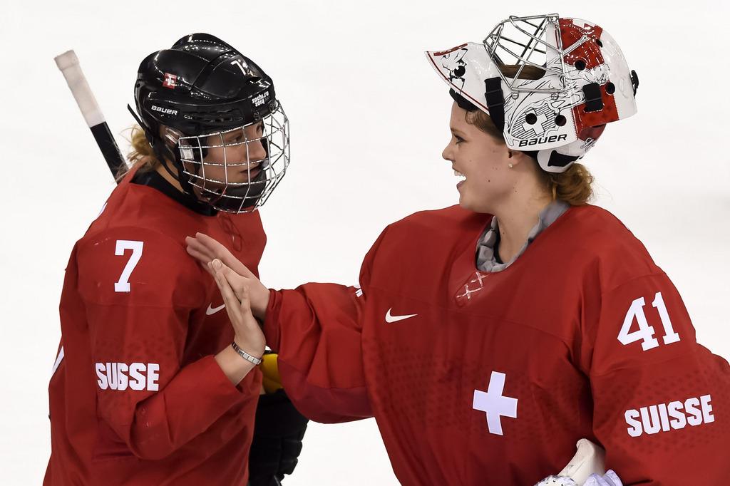 Lara Stalder (à g.), buteur contre la Russie, tentera de remettre cela contre la Suède. [KEYSTONE - Laurent Gillieron]