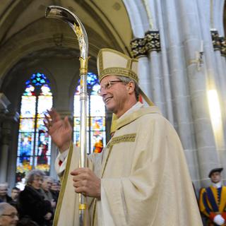 Alain de Raemy salue la foule réunie à la cathédrale Saint-Nicolas de Fribourg. [Laurent Gillieron]