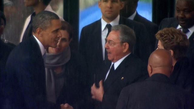 Le 10 décembre 2013, les présidents américain, Barack Obama (à g.), et cubain, Raul Castro, avaient fait un pas remarqué l'un vers l'autre lors des funérailles de Nelson Mandela en Afrique du Sud. [Keystone - SABC Pool]