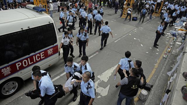 Les policiers ont évacué de forces des manifestants qui résistaient derrière les barricades du quartier de Mong Kok. [Vincent Yu]