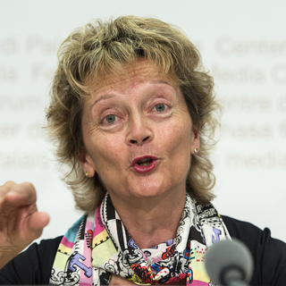 La conseillère fédérale Eveline Widmer-Schlumpf, lors d'une conférence de presse sur la campagne contre l'initiative sur la TVA, le 11 août 2014. [Peter Schneider]