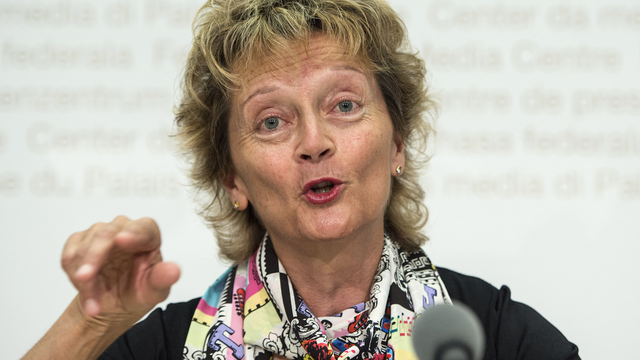 La conseillère fédérale Eveline Widmer-Schlumpf, lors d'une conférence de presse sur la campagne contre l'initiative sur la TVA, le 11 août 2014. [Peter Schneider]