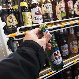 L'interdiction de vente d'alcool aux mineurs est de plus en plus respectée. [Jean-Christophe Bott]