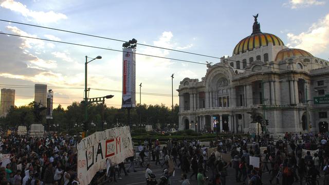 Des manifestants, mercredi à Mexico, exigent des autorités qu'elles retrouvent les 43 étudiants disparus. [Manuel Velasquez]