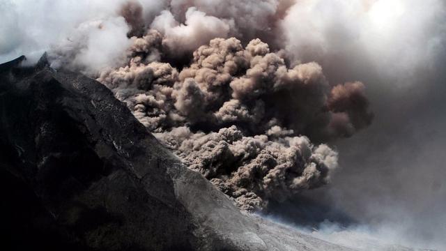 Samedi 11 janvier: regain d'activité du volcan Sinabung, dans le nord de l'île indonésienne de Sumatra. [Ade Sinuhaji]