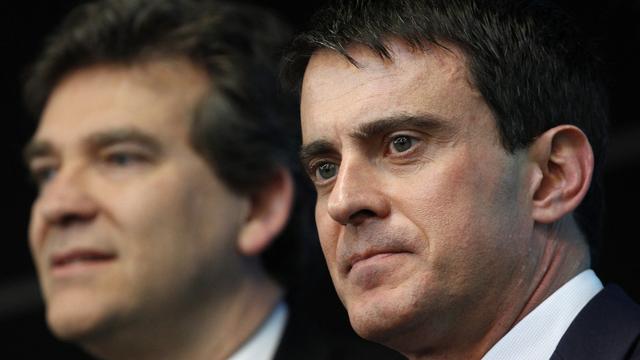 Le Premier ministre Manuel Valls devant l'ex-ministre de l'Economie Arnaud Montebourg, accusé d'avoir franchi la ligne rouge dans sa critique du gouvernement Hollande.