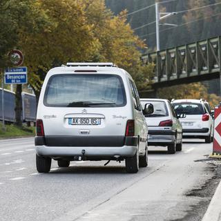Des milliers de frontaliers traversent la frontière chaque jour pour venir travailler dans le Jura ou à Neuchâtel. [Keystone - Christian Beutler]