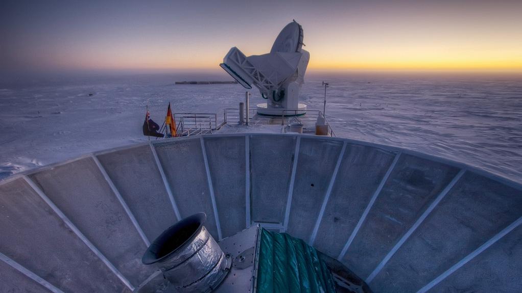 La percée en cosmologie a résulté d'observations effectuées avec le télescope BICEP2, situé dans l'Antarctique [AP Photo/Steffen Richter]