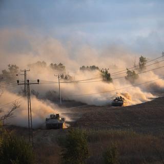 Les chars israéliens ont envahi la bande de Gaza jeudi soir. [Ronen Zvulun]