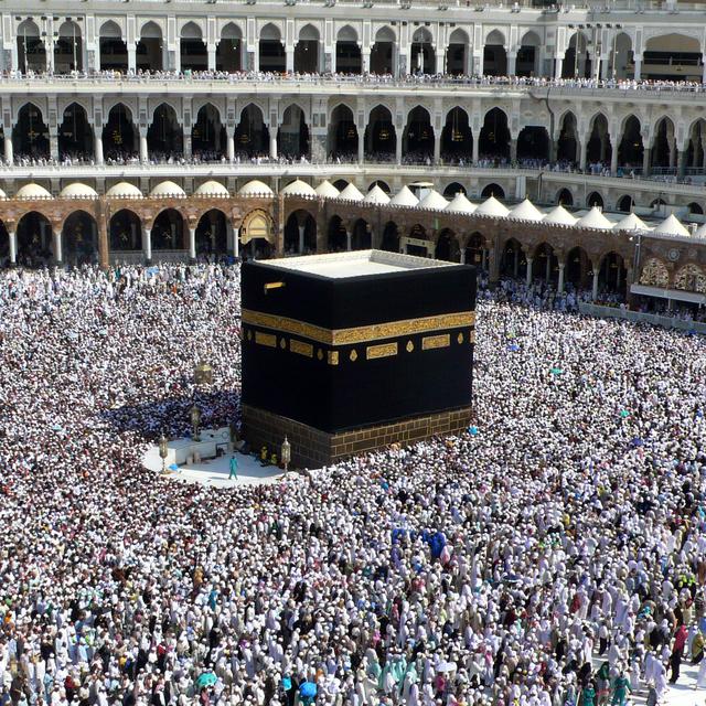 Des musulmans du monde entier font leur pèlerinage autour de la Kaaba, située à La Mecque en Arabie Saoudite, centre de l'Islam. [Mahumd Hams]