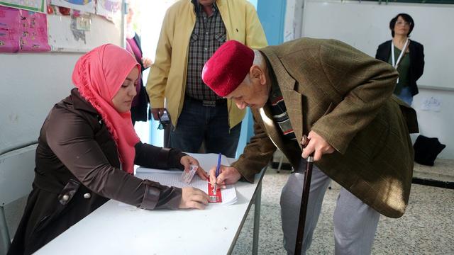 Près de 5,3 millions d'électeurs tunisiens sont convoqués aux urnes. [EPA/Keystone - Mohamed Massara]