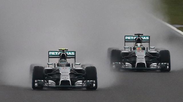 Parti en pole position, Rosberg (à gauche) a dû s'avouer vaincu face à Hamilton. [Keystone - Shuji Kajiyama]