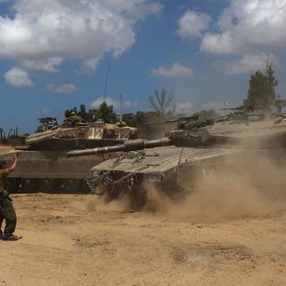 Chars israéliens à la manoeuvre, près de la frontière de la bande de Gaza jeudi. [Atef Safadi]