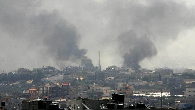 Fumée émanant de bâtiments de Rafah, dans le sud de la bande de Gaza vendredi. [Abed Rahim Khatib/NurPhoto]