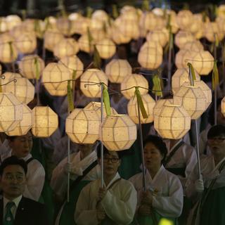 Samedi 26 avril: défilé de lanternes en Corée du Sud en hommage aux victimes du naufrage du ferry. [AP Photo/Lee Jin-man]
