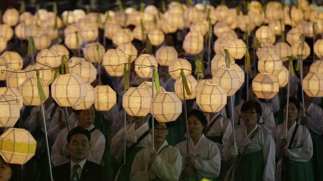 Samedi 26 avril: défilé de lanternes en Corée du Sud en hommage aux victimes du naufrage du ferry. [AP Photo/Lee Jin-man]