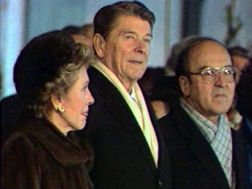 Le président Reagan est accueilli par Kurt Furgler à Genève.