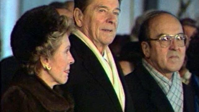 Le président Reagan est accueilli par Kurt Furgler à Genève.