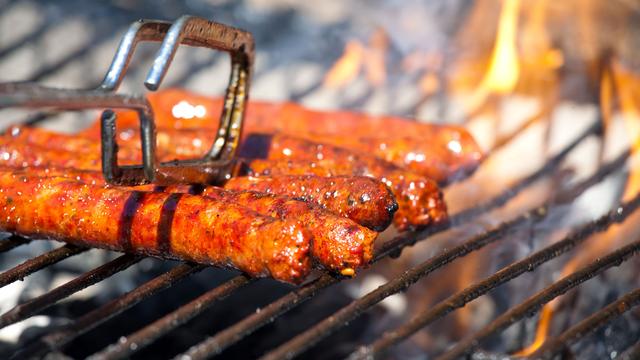 La merguez, star des barbecues. [Stéphane Bidouze]