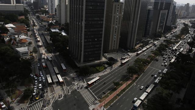 Les artères de Sao Paulo étaient paralysées par des files de bus mercredi. [REUTERS/Nacho Doce]