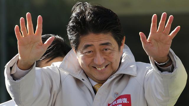Pour Shinzo Abe, ses "abenomics (cocktail de mesures économiques) sont la seule voie" pour le Japon. [AP Photo/Shizuo Kambayashi]