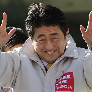 Pour Shinzo Abe, ses "abenomics (cocktail de mesures économiques) sont la seule voie" pour le Japon. [AP Photo/Shizuo Kambayashi]